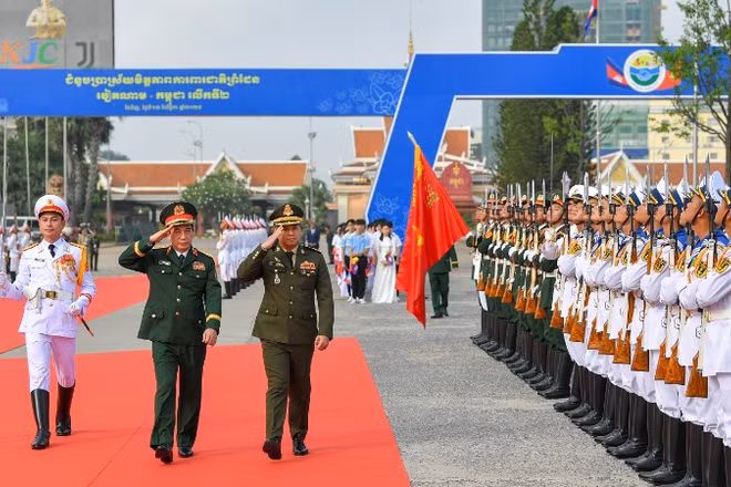 Đại tướng Phan Văn Giang, Ủy viên Bộ Chính trị, Phó Bí thư Quân ủy Trung ương, Bộ trưởng Quốc phòng cùng Đại tướng Tea Seiha, Phó Thủ tướng Chính phủ, Bộ trưởng Quốc phòng Campuchia duyệt đội hình danh dự.