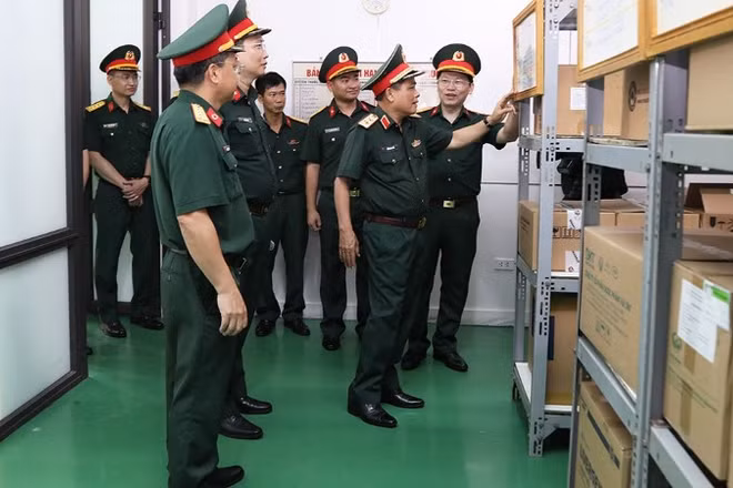Trung tướng Trần Minh Đức, Chủ nhiệm Tổng cục Hậu cần-Kỹ thuật kiểm tra kho thuốc thuộc Kho Hậu cần tổng hợp, Cục Hậu cần-Kỹ thuật Quân khu 3.