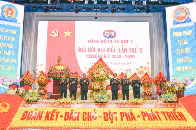 Thượng tướng Hoàng Xuân Chiến, Ủy viên Trung ương Đảng, Ủy viên Thường vụ Quân ủy Trung ương, Thứ trưởng Quốc phòng tặng hoa chúc mừng Ban chấp hành Đảng bộ Quân khu 2.