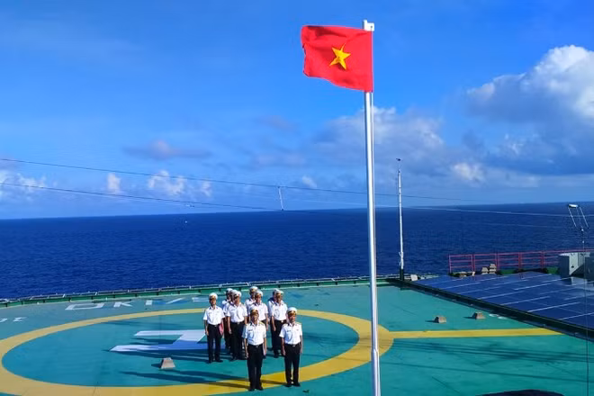 Chào cờ đầu tuần trên nhà giàn DK1.