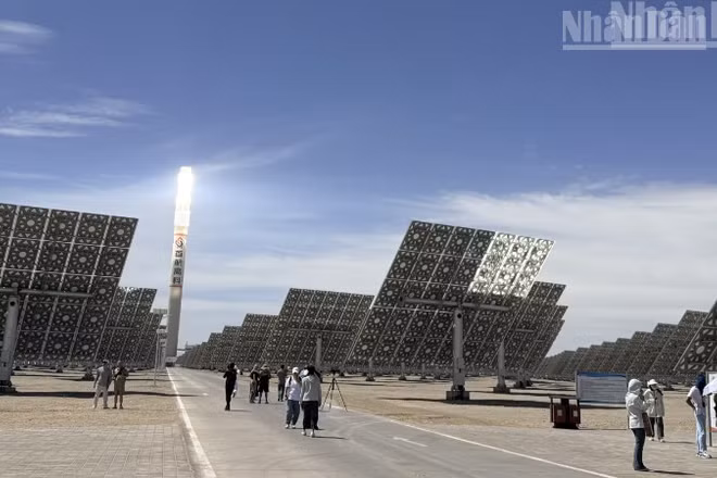 Nhà máy nhiệt điện mặt trời dạng tháp muối nóng chảy ở thành phố Đôn Hoàng, tỉnh Cam Túc, Trung Quốc.
