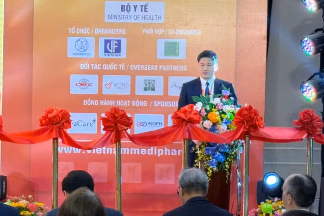 Tiến sĩ, bác sĩ Vũ Mạnh Hà, Thứ trưởng thường trực Y tế, đọc diễn văn khai mạc triển lãm. (Ảnh: KHẮC KIÊN)