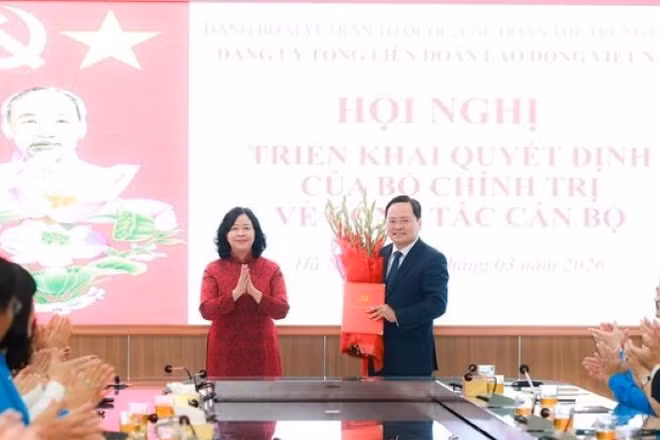 Đồng chí Bùi Thị Minh Hoài trao hoa tặng đồng chí Nguyễn Anh Tuấn.