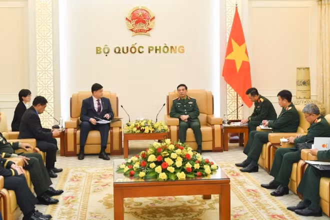 Đại tướng Phan Văn Giang, Ủy viên Bộ Chính trị, Phó Bí thư Quân ủy Trung ương, Bộ trưởng Quốc phòng, tiếp ông Irineo C.Espino, Thứ trưởng Quốc phòng Philippines.