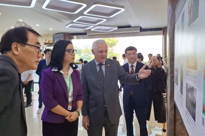 Ông Marcos Antonio Bednarski, Đại sứ Argentina tại Việt Nam, giới thiệu những thành tựu nông nghiệp của Argentina với các đại biểu tham dự triển lãm. (Ảnh: KHẮC KIÊN) 