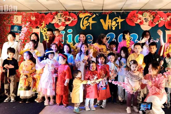 Con em các gia đình kiều bào tại Nice thích thú khi được khoác lên mình chiếc áo dài truyền thống mỗi dịp Tết đến Xuân về.