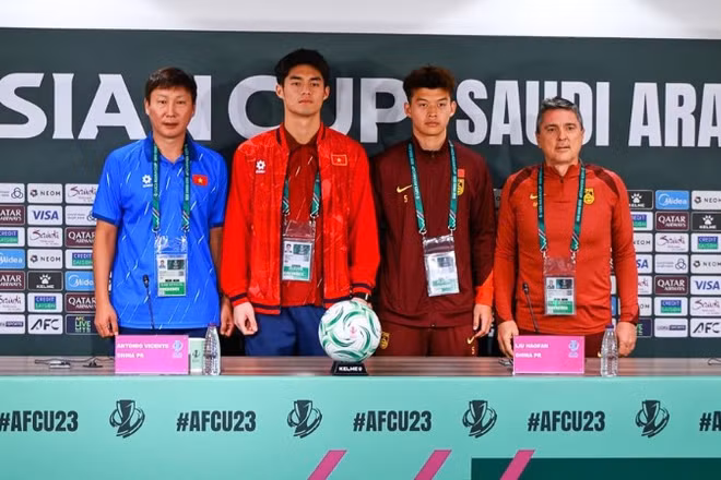 Huấn luyện viên và cầu thủ hai đội U23 Việt Nam-U23 Trung Quốc chụp ảnh lưu niệm tại họp báo trước trận đấu. (Ảnh: Website Liên Đoàn Bóng Đá Việt Nam)