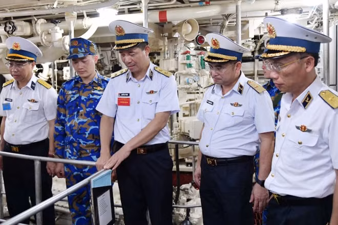Chính ủy Hải quân kiểm tra nền nếp chính quy ngành kỹ thuật trên Tàu 263, Hải đội 515, Lữ đoàn 175.