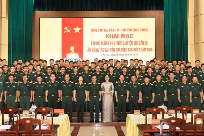 Các đại biểu tại lễ khai mạc.