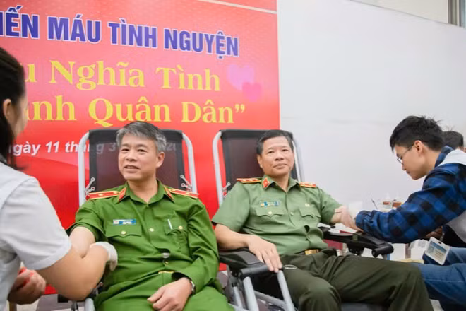 Các đồng chí lãnh đạo các đơn vị tham gia hiến máu.