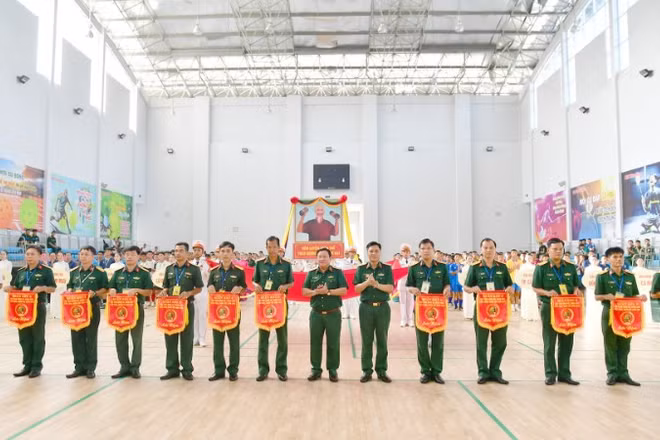 Thủ trưởng Bộ Tư lệnh Quân khu 9 trao Cờ lưu niệm cho các đoàn vận động viên.