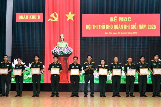 Đại tá Lê Thanh Chuyền, Phó Chủ nhiệm Hậu cần-Kỹ thuật Quân khu 9 trao giải nhất cho các thí sinh.