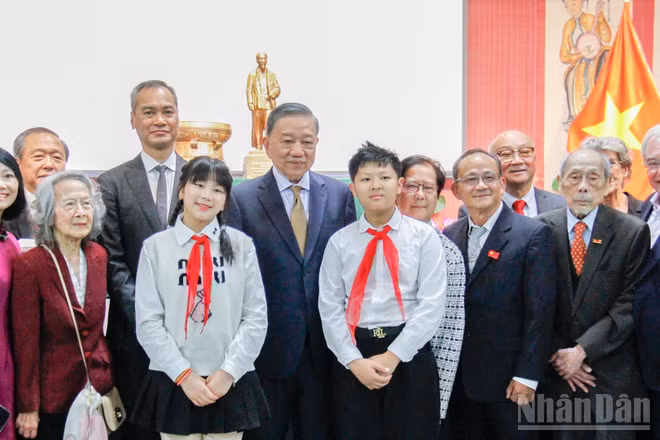 Tổng Bí thư, Chủ tịch nước Tô Lâm chụp ảnh lưu niệm với các thế hệ kiều bào tại Pháp. (Ảnh: KHẢI HOÀN)