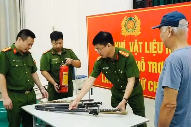 Chương trình "Đổi vũ khí lấy bình chữa cháy" do Công an thành phố Hà Nội tổ chức. (Ảnh minh họa)