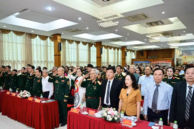 Mít tinh kỷ niệm 15 năm thành lập Hội Hỗ trợ gia đình liệt sĩ Việt Nam.