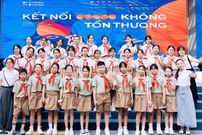 Khởi động Chiến dịch “Không Một Mình” mùa thứ hai với chủ đề “Kết nối không tổn thương”. (Ảnh: Ban tổ chức cung cấp)