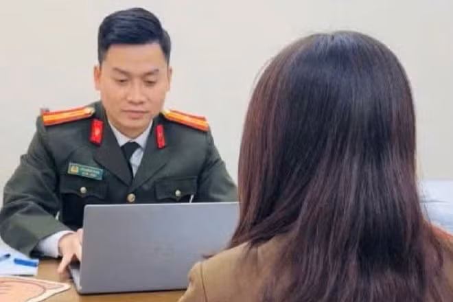 Công an Hà Nội làm việc với đối tượng đăng tin sai sự thật về công tác khám, chữa bệnh tại Bệnh viện Bạch Mai.