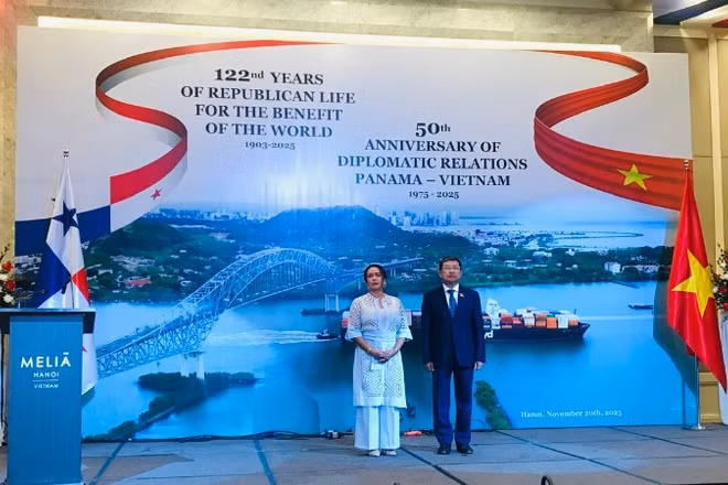Bà Nubiela Ayala Modes, Đại sứ đặc mệnh toàn quyền nước Cộng hòa Panama tại Việt Nam và đồng chí Vũ Hải Hà, Ủy viên Trung ương Đảng; Phó Bí thư chuyên trách Đảng ủy Quốc hội, Ủy viên Ủy ban Thường vụ Quốc hội. (Ảnh: KHẮC KIÊN)