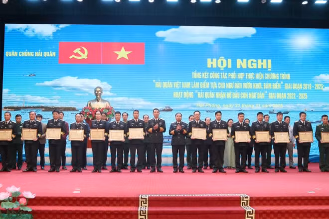 Bộ Tư lệnh Hải quân trao thưởng cho các tập thể, cá nhân tiêu biểu xuất sắc trong thực hiện chương trình, hoạt động.