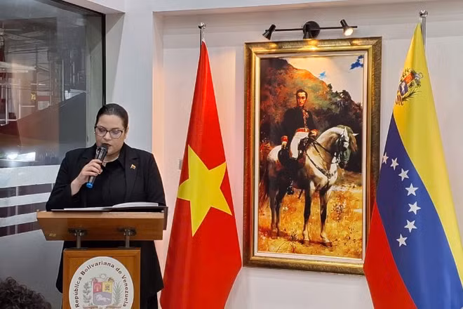 Đại biện lâm thời Venezuela tại Việt Nam Estela del Valle Quijada Suárez bày tỏ cảm kích trước sự hỗ trợ kịp thời của Đảng, Nhà nước và nhân dân Việt Nam. (Ảnh: KHẮC KIÊN)