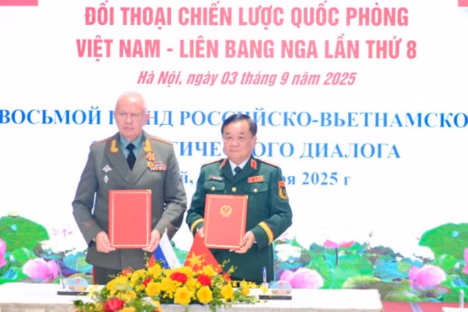 Thượng tướng Hoàng Xuân Chiến, Ủy viên Trung ương Đảng, Ủy viên Thường vụ Quân ủy Trung ương, Thứ trưởng Quốc phòng và Thượng tướng Alexander Vasilyevich Fomin ký bản ghi nhớ giữa Việt Nam-Liên bang Nga.