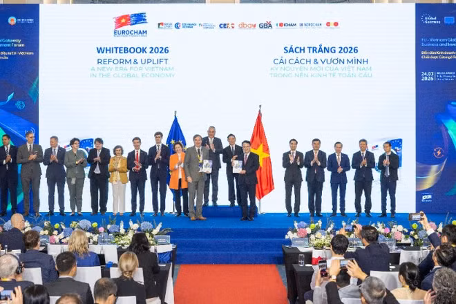 Nghi thức trao Sách Trắng từ EuroCham Việt Nam tới Chính phủ Việt Nam. (Ảnh: EUROCHAM)