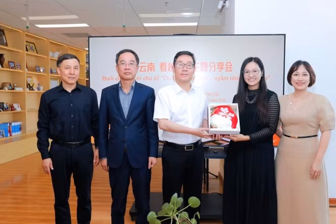 Đại diện phía Việt Nam trao quà lưu niệm cho Nhật báo Vân Nam. (Ảnh: YICC)