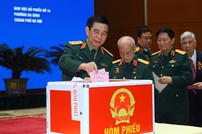 Đại tướng Phan Văn Giang cùng các đồng chí nguyên Bộ trưởng Quốc phòng, nguyên Phó Chủ tịch Quốc hội bỏ phiếu bầu cử.