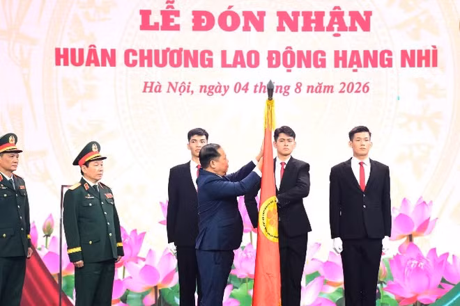Hội Nạn nhân chất độc da cam/dioxin Việt Nam đón nhận Huân chương Lao động hạng Nhì. (Ảnh: VŨ DUY)