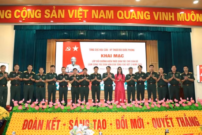 Lãnh đạo Tổng cục chụp hình với các đại biểu các cơ quan, đơn vị.