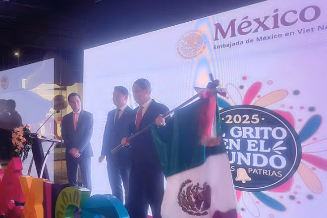 Thứ trưởng Ngoại giao Đặng Hoàng Giang, Đại sứ Mexico tại Việt Nam Alejandro Negrín và ông Vũ Anh Minh, Lãnh sự Danh dự Mexico tại Thành phố Hồ Chí Minh. (Ảnh: KHẮC KIÊN)