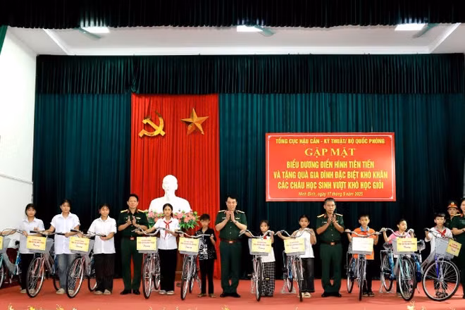Lãnh đạo Tổng cục Hậu cần-Kỹ thuật tặng xe đạp cho học sinh vượt khó học giỏi.