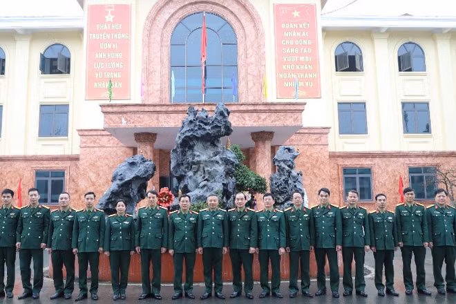 Đoàn công tác của Quân ủy Trung ương, Bộ Quốc phòng cùng lãnh đạo, chỉ huy, cán bộ Bệnh viện Quân y 105.
