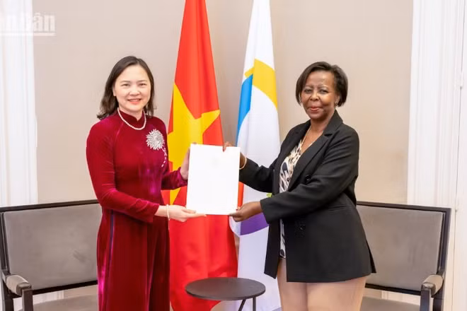 Đại sứ Nguyễn Thị Vân Anh trình Thư Ủy nhiệm lên Tổng Thư ký Pháp ngữ Louise Mushikiwabo.