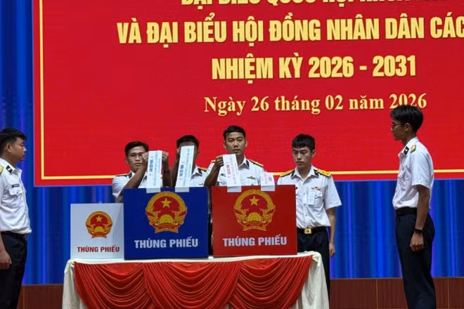 Niêm phong thùng phiếu.