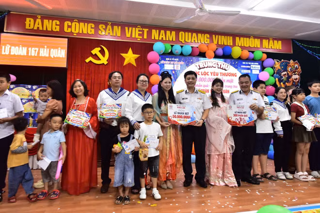 Hội Chữ thập đỏ Phúc Lộc (Thành phố Hồ Chí Minh) tặng quà Trung thu cho Lữ đoàn 167. (Ảnh: Lữ đoàn 167)
