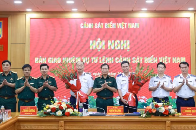 Đại tướng Nguyễn Tân Cương tặng hoa chúc mừng Trung tướng Lê Quang Đạo và Thiếu tướng Lê Đình Cường.