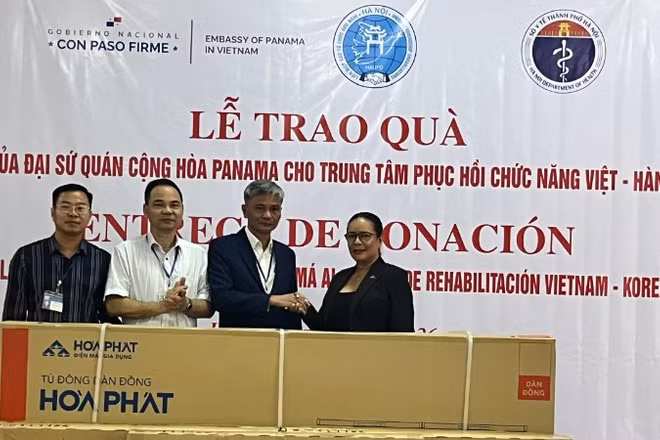 Bà Nubiela Ayala Modes, Đại sứ đặc mệnh toàn quyền Cộng hòa Panama tại Việt Nam, trao tặng quà cho đại diện Trung tâm Phục hồi chức năng Việt-Hàn. (Ảnh: Đại sứ quán Panama tại Việt Nam)
