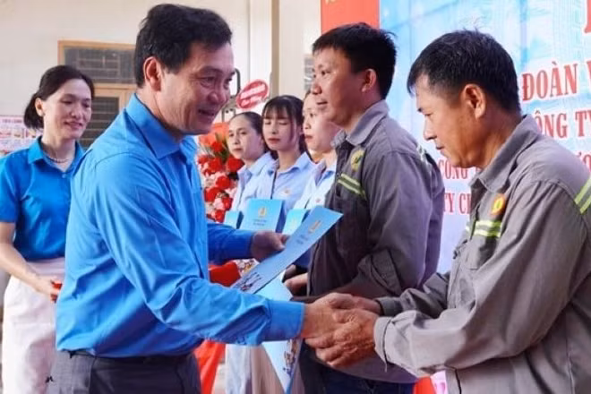 Liên đoàn Lao động tỉnh Quảng Ngãi trao quyết định công nhận đoàn viên.