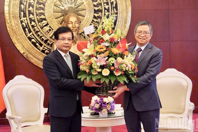 Đại sứ Lào tại Trung Quốc Somphone Sichaleun tặng hoa Đại sứ Việt Nam tại Trung Quốc Phạm Thanh Bình chúc mừng 81 năm Quốc khánh Việt Nam. (Ảnh: VI SA)