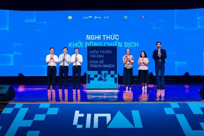 Đại diện Ban tổ chức thực hiện nghi thức khởi động Chiến dịch TinAI? 
