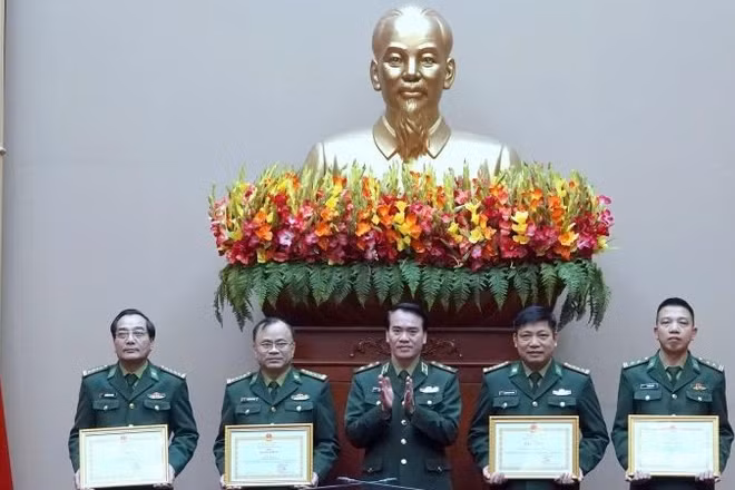Trung tướng Vũ Trung Kiên, Tư lệnh Bộ đội Biên phòng trao Bằng khen tặng các tập thể có thành tích xuất sắc trong thực hiện nhiệm vụ.
