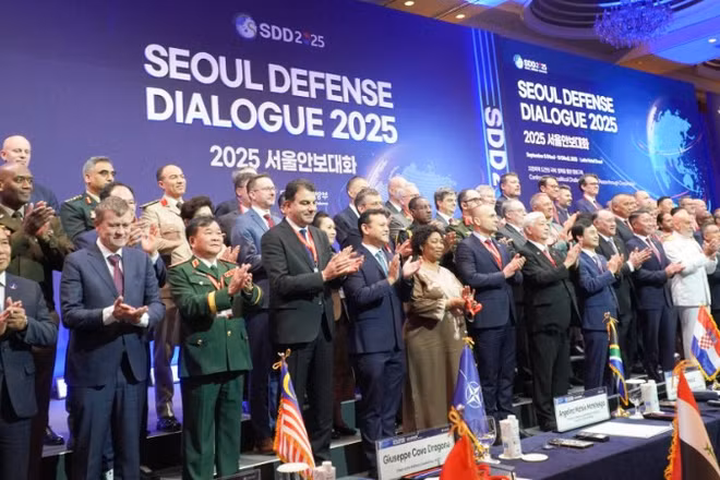 Các đoàn đại biểu chụp ảnh tại Đối thoại Quốc phòng Seoul lần thứ 14 (Đối thoại SDD-14) tại Hàn Quốc.