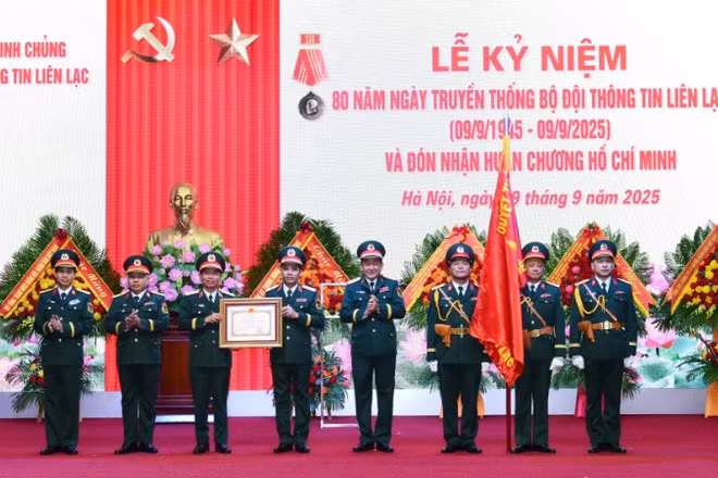Thừa ủy quyền của Chủ tịch nước, Thượng tướng Võ Minh Lương, Ủy viên Trung ương Đảng, Ủy viên Thường vụ Quân ủy Trung ương, Thứ trưởng Quốc phòng trao Huân chương Hồ Chí Minh tặng Binh chủng Thông tin liên lạc.