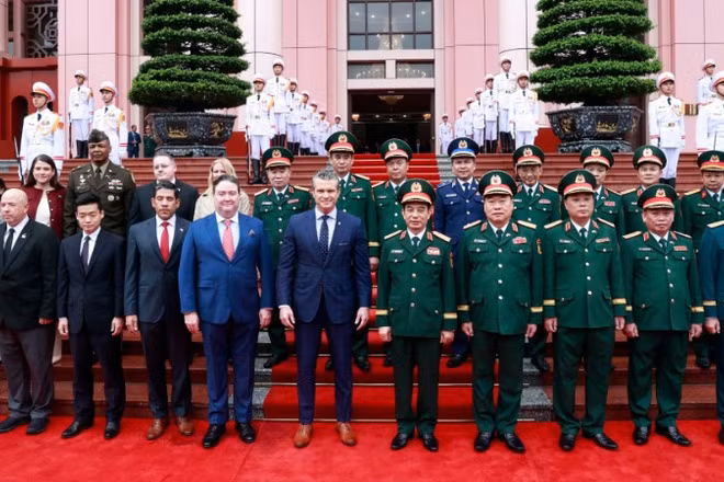 Bộ trưởng Phan Văn Giang và Bộ trưởng Pete Hegseth cùng các thành viên hai đoàn tại lễ đón.