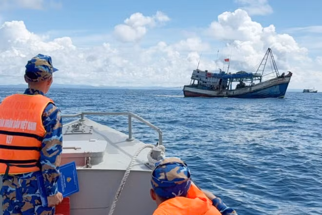 Cán bộ, chiến sĩ Tàu 627, Hải đội 511, Lữ đoàn 127, Vùng 5 Hải quân tiếp cận, tuyên truyền cho ngư dân đang khai thác hải sản trên vùng biển Tây Nam.