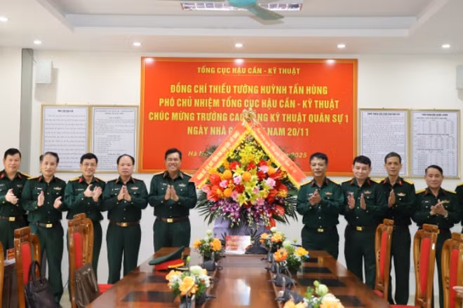 Thay mặt Đảng ủy, Chỉ huy Tổng cục Hậu cần-Kỹ thuật, Thiếu tướng Huỳnh Tấn Hùng tặng hoa chúc mừng Nhà trường nhân dịp kỷ niệm Ngày Nhà giáo Việt Nam.