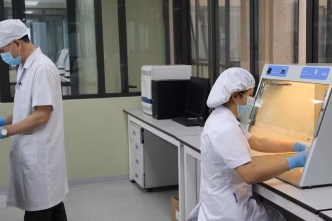 Cán bộ, kỹ thuật viên Khoa Xét nghiệm Sinh học, Viện Pháp y Quân đội thực hiện quy trình giám định AND hài cốt liệt sĩ. (Ảnh: nhandan.vn)
