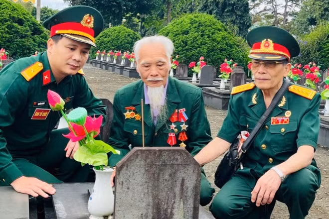 Các cựu chiến binh Sư đoàn 1 Anh hùng thắp hương tưởng nhớ đồng đội tại Nghĩa trang Liệt sĩ tỉnh Gia Lai.