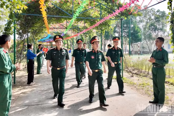 Đoàn công tác tham quan doanh trại Trung đoàn bộ binh 66.